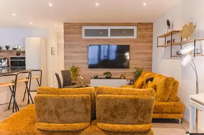 Télévision ou salle de divertissement dans l'établissement Appartement haut standing avec sauna