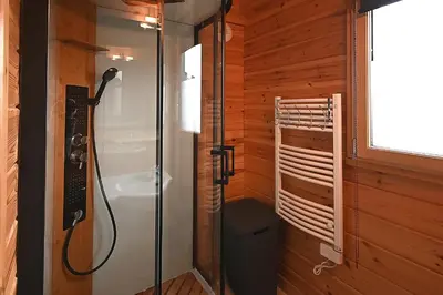 Salle de bains dans l'établissement Chalet Bois Cosy - Climatisé - Piscine privée