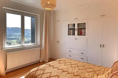 Un ou plusieurs lits dans un hébergement de l'établissement Le Chemin des Cerisiers - Maison vue montagne