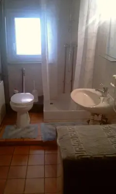 Salle de bains dans l'établissement Meublé mathilde