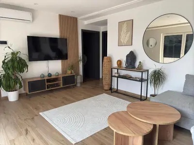 Télévision ou salle de divertissement dans l'établissement Zen&spa appartement avec jacuzzi et sauna privatif