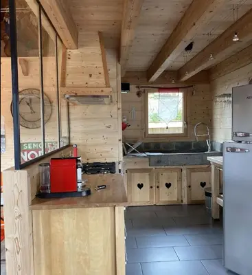 Cuisine ou kitchenette dans l'établissement Chalet de Luxe Spacieux - 8 pers- Sauna & Jacuzzi