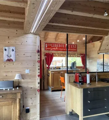 Cuisine ou kitchenette dans l'établissement Chalet de Luxe Spacieux - 8 pers- Sauna & Jacuzzi