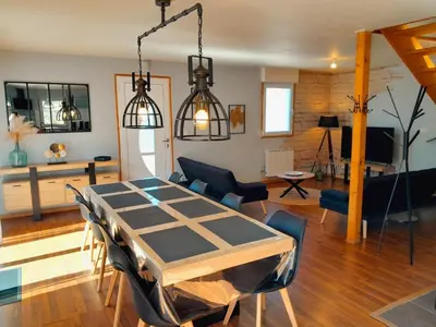 Coin salon dans l'établissement CHALET RÉCENT - BILLARD - BABYFOOT - PING PONG - MINI GOLF - WIFI - JARDIN - TERRASSE - 4 CHAMBRES - 2 à 8 PERSONNES