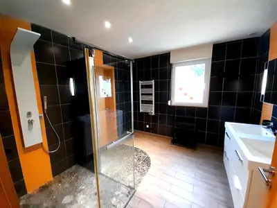 Salle de bains dans l'établissement CHALET RÉCENT - BILLARD - BABYFOOT - PING PONG - MINI GOLF - WIFI - JARDIN - TERRASSE - 4 CHAMBRES - 2 à 8 PERSONNES