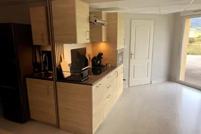 Cuisine ou kitchenette dans l'établissement Le Refuge des 3M