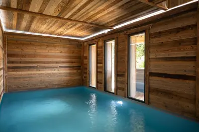 Piscine de l'établissement Chalet Bellevue, piscine intérieure, spa, vue lac ou située à proximité