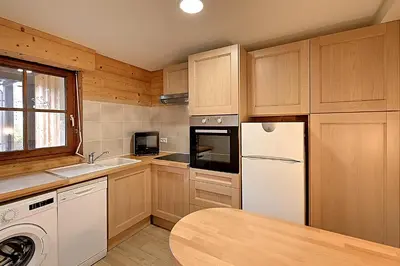 Cuisine ou kitchenette dans l'établissement Pré Fleuri 2 - Vue Lac et Montagne, à 600m du lac