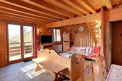 Télévision ou salle de divertissement dans l'établissement Chalet Charmilles - Chalet vue sur montagne