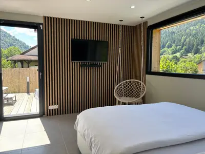 Télévision ou salle de divertissement dans l'établissement Le Grand Perce Neige & Jacuzzi à proximité de Gérardmer