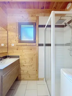 Salle de bains dans l'établissement Chalet du Géhan