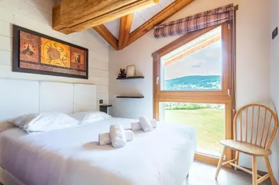 Un ou plusieurs lits dans un hébergement de l'établissement Merveille architectural en rondins chalet Whistler