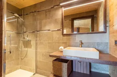 Salle de bains dans l'établissement Merveille architectural en rondins chalet Whistler