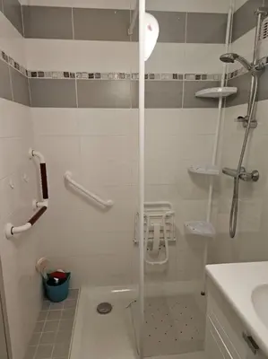 Salle de bains dans l'établissement Grand T4 avec parking