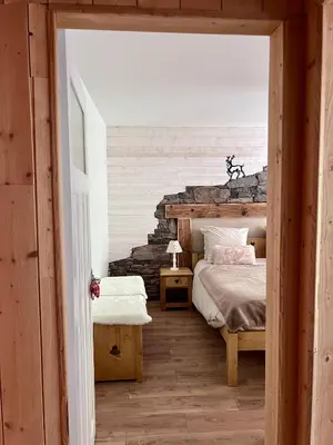 Un ou plusieurs lits dans un hébergement de l'établissement Gîte 2 à 8 personnes style chalet avec garage privé et jardin