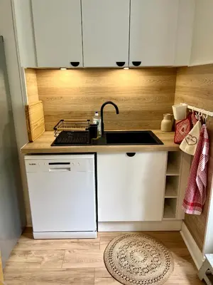 Cuisine ou kitchenette dans l'établissement Gîte 2 à 8 personnes style chalet avec garage privé et jardin