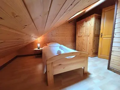 Un ou plusieurs lits dans un hébergement de l'établissement Chalet Goutelle, paisible en pleine nature