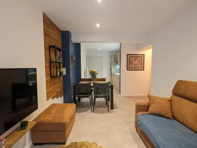 Télévision ou salle de divertissement dans l'établissement Là-haut au Lacblanc, 3 pièces, 2 chambres, balcon, cave
