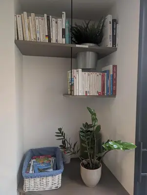 Bibliothèque dans la maison de vacances