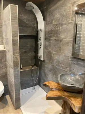 Salle de bains dans l'établissement Chalet L'envolée Bleue