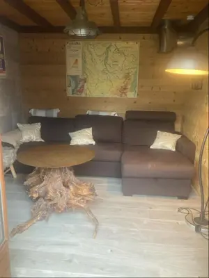 Coin salon dans l'établissement Chalet L'envolée Bleue