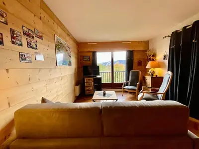 Coin salon dans l'établissement Les Xettes, bel appartement style chalet & balcon