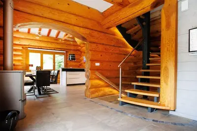 Télévision ou salle de divertissement dans l'établissement Original chalet en rondins, l'Ours Canadien