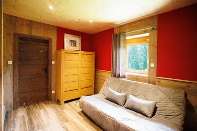 Coin salon dans l'établissement Original chalet en rondins, l'Ours Canadien