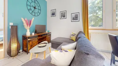 Coin salon dans l'établissement La Suite Barberousse - Éclats Bleus et Dorés