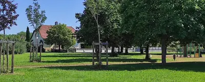 Jardin de l'établissement La Suite Barberousse - Éclats Bleus et Dorés