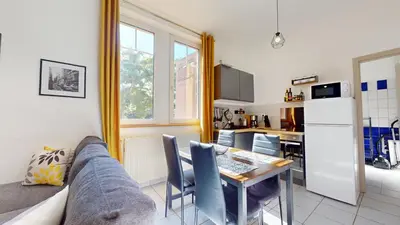 Cuisine ou kitchenette dans l'établissement La Suite Barberousse - Éclats Bleus et Dorés