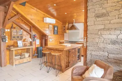Cuisine ou kitchenette dans l'établissement Le Refuge de Louis, authentique grange rénovée avec sauna