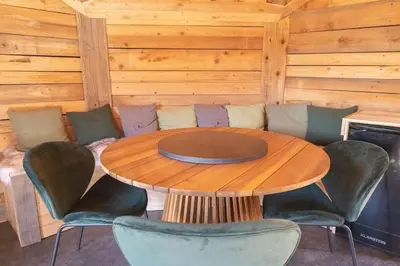 Coin salon dans l'établissement Le Refuge de Louis, authentique grange rénovée avec sauna