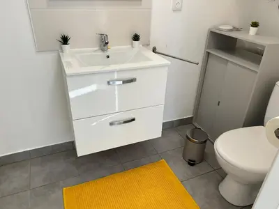 Salle de bains dans l'établissement Charmant studio avec terrasse