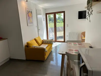 Télévision ou salle de divertissement dans l'établissement Charmant studio avec terrasse