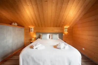 Un ou plusieurs lits dans un hébergement de l'établissement Chalet La Souris, chaleureux avec vue panoramique