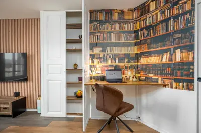 Bibliothèque dans l'appartement