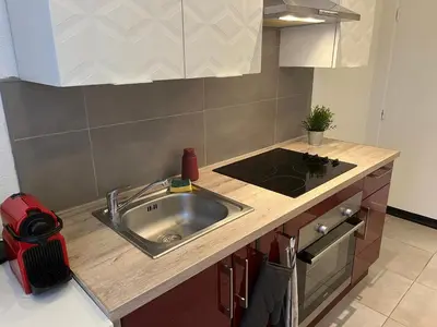 Cuisine ou kitchenette dans l'établissement Le Scandinave, cosy et lumineux, proche GE-Alstom-UTBM, PrimeVideo, Wifi