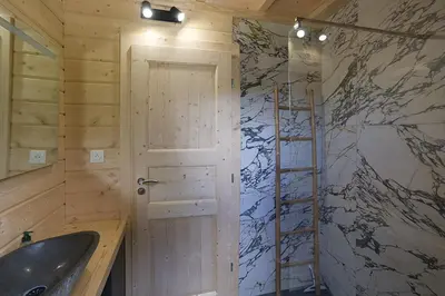 Salle de bains dans l'établissement Chalet Caroubier - Chalet avec vue montagne