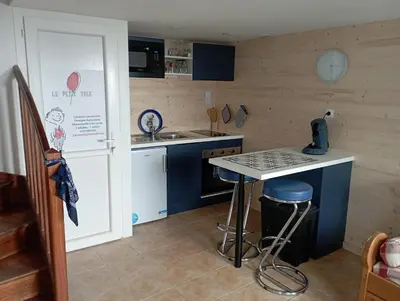 Cuisine ou kitchenette dans l'établissement Le petit Yves