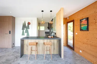 Cuisine ou kitchenette dans l'établissement Chalet Les Genêts, vue imprenable sur le lac