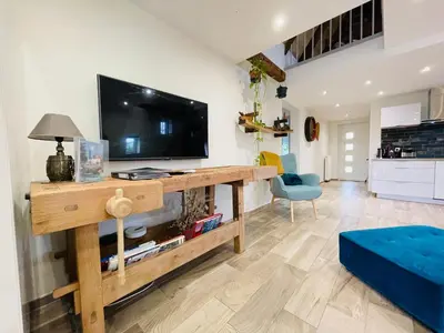 Télévision ou salle de divertissement dans l'établissement Gîte du Tonnelier