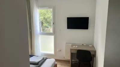 Télévision ou salle de divertissement dans l'établissement Room with double size bed in Kaysersberg center