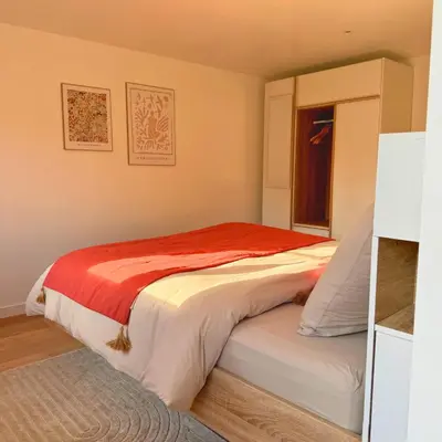 Un ou plusieurs lits dans un hébergement de l'établissement Grand appartement chaleureux