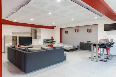 Télévision ou salle de divertissement dans l'établissement Spacieux appartement dans le vignoble