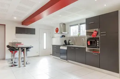 Cuisine ou kitchenette dans l'établissement Spacieux appartement dans le vignoble