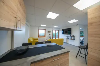 Télévision ou salle de divertissement dans l'établissement Le chalet de l'amicale