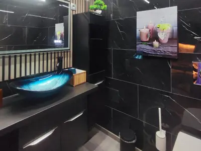 Salle de bains dans l'établissement R luxury piscine et spa privatifs