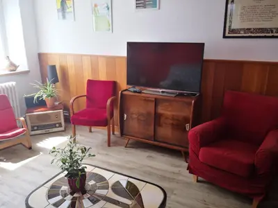 Télévision ou salle de divertissement dans l'établissement Rez de jardin en bordure de ruisseau