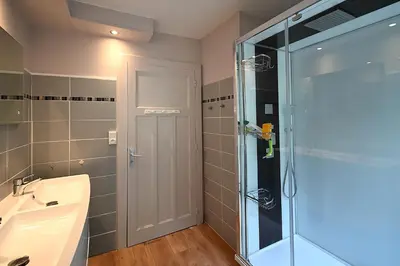 Salle de bains dans l'établissement Le Cocoon Clairefontaine - Maison vue montagne